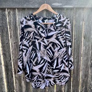Est. 1946 Size L Black White light Pink Paint Stroke Pattern top. C Est. 1946